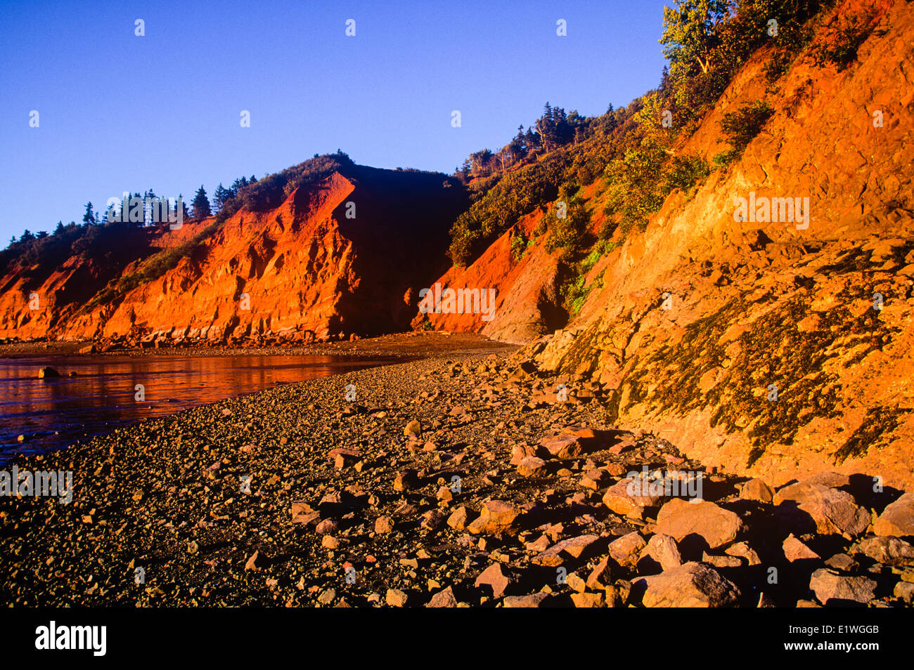 Coucher du soleil sur les falaises, le parc provincial de Five Islands, baie de Fundy, en Nouvelle-Écosse, Canada Banque D'Images