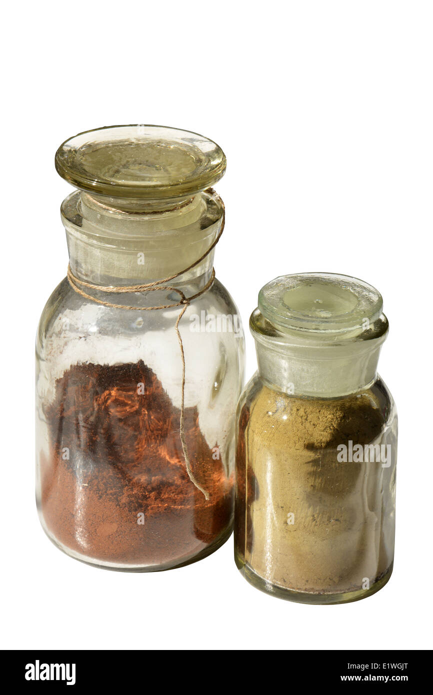 Un ensemble de flacons de produits chimiques avec des contenus différents isolated on white Banque D'Images