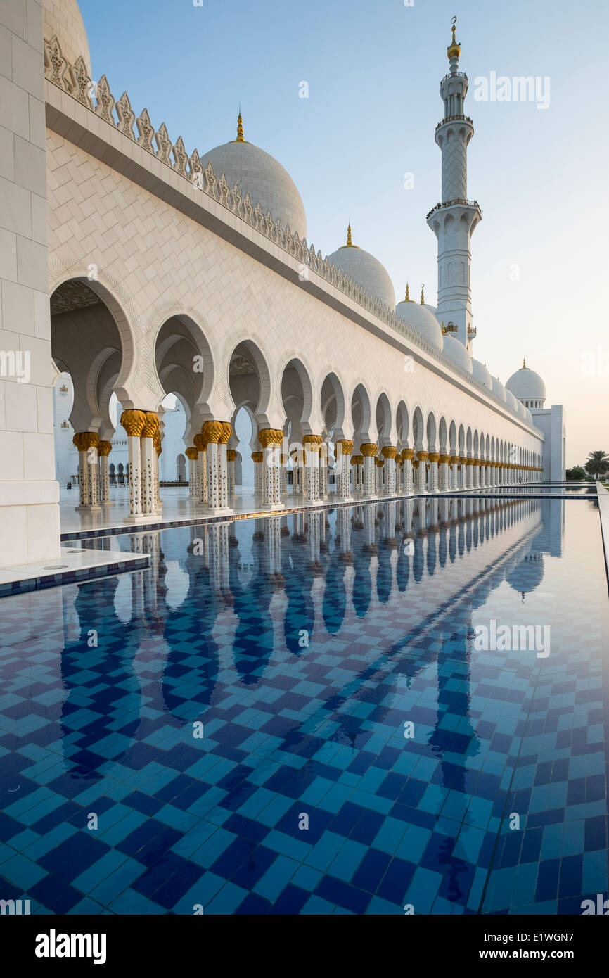 L'extérieur de la Grande Mosquée Sheikh Zayed à Abu Dhabi Emirats Arabes Unis Banque D'Images