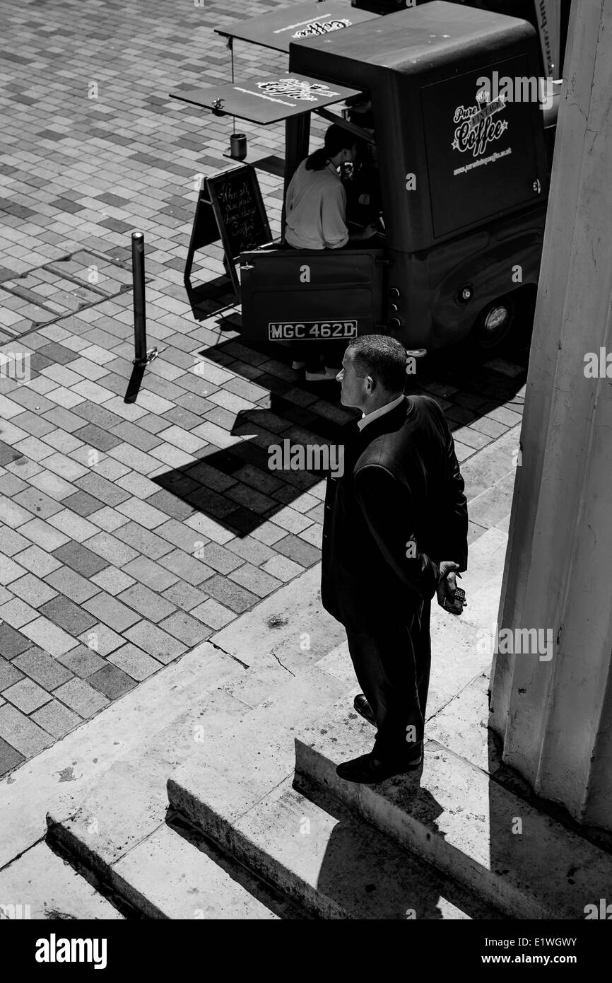 Man in suit l'attendaient à fournisseur café Banque D'Images