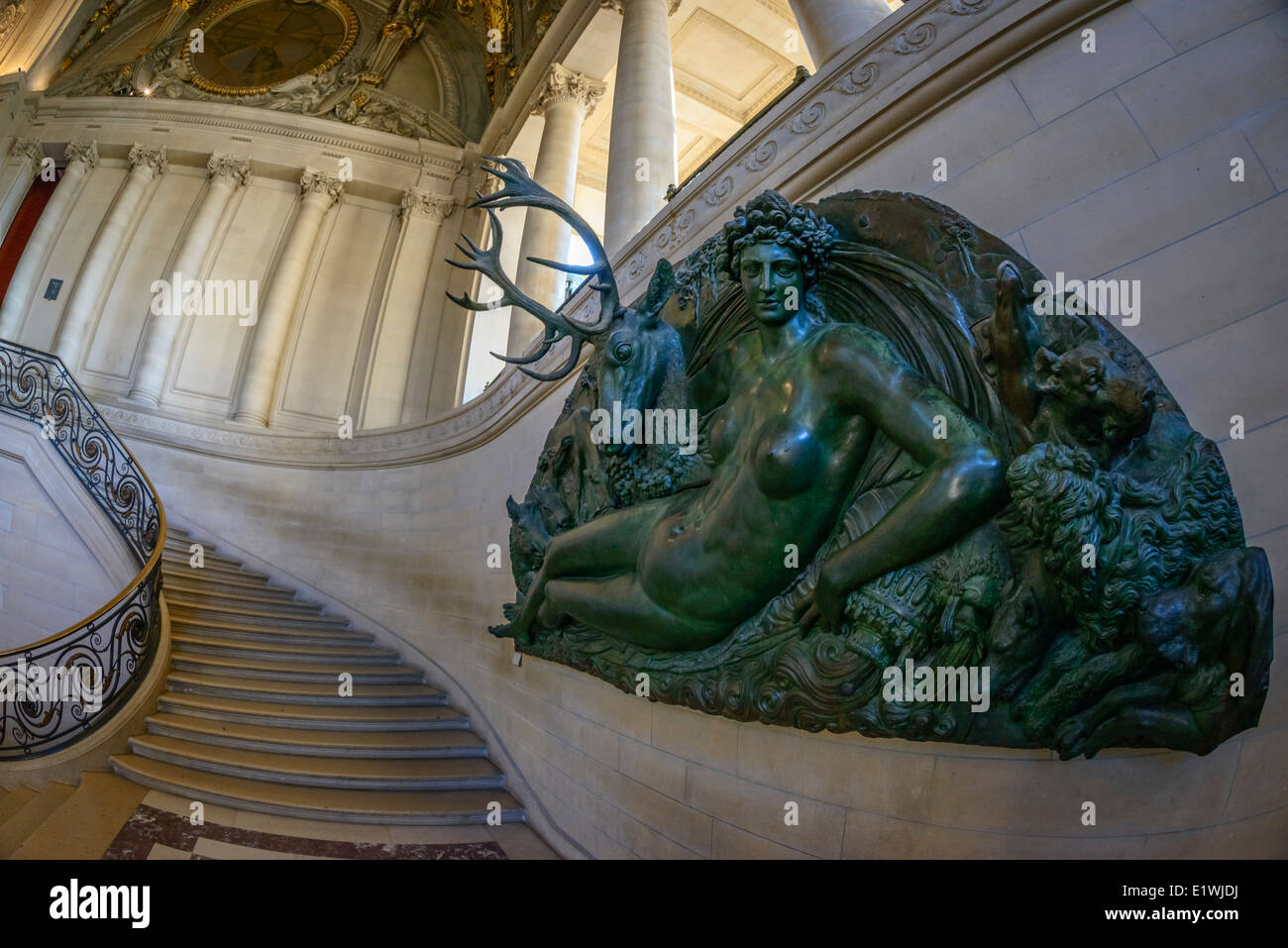 Paris - le 30 août : la sculpture et l'escalier à l'intérieur du Louvre le 30 août 2013 à Paris, France Banque D'Images