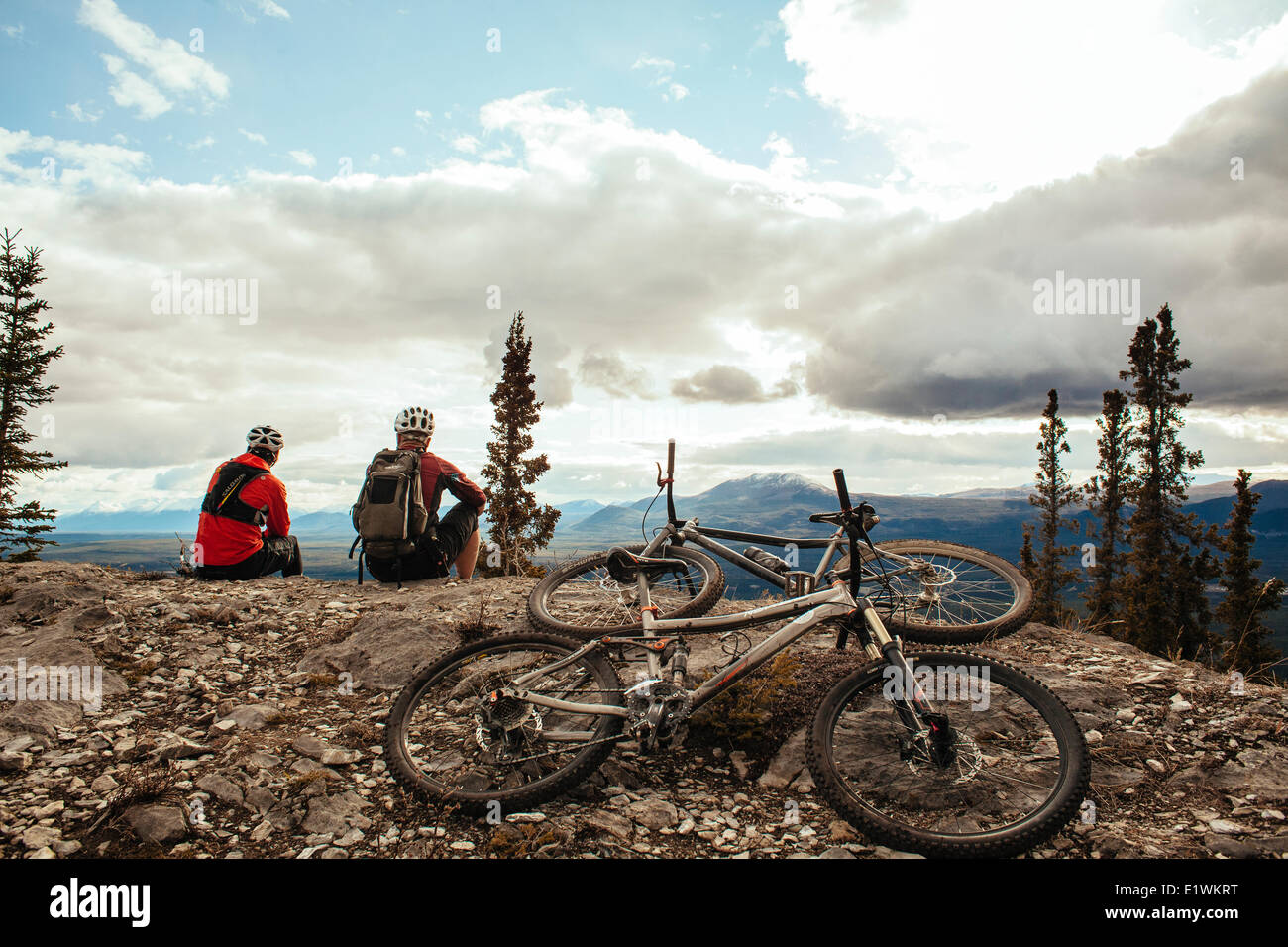 Deux vététistes appréciant les couleurs de l'automne et les sentiers à Whitehorse, Yukon Banque D'Images