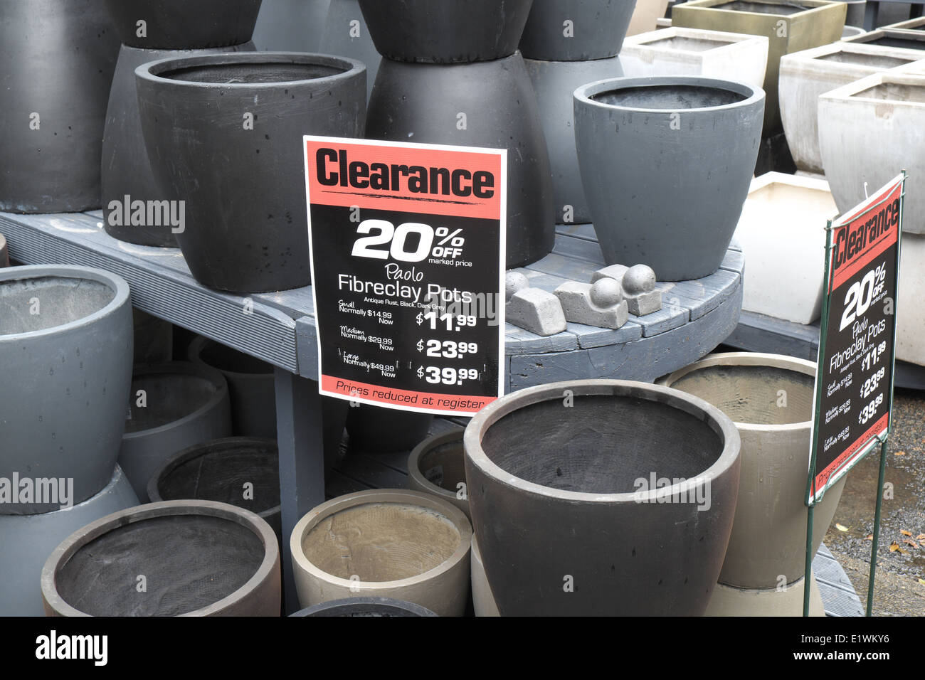 Pots de jardin sur clearane en vente dans un centre jardin australien à Terrey Hills, Sydney, NSW, Australie Banque D'Images