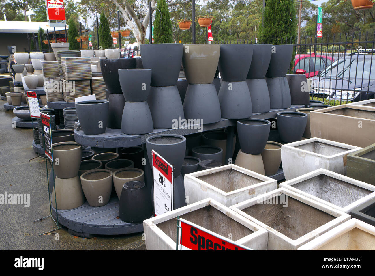 Pots de jardin en vente dans un centre de jardin à Terrey Hills, Sydney, NSW, Australie Banque D'Images