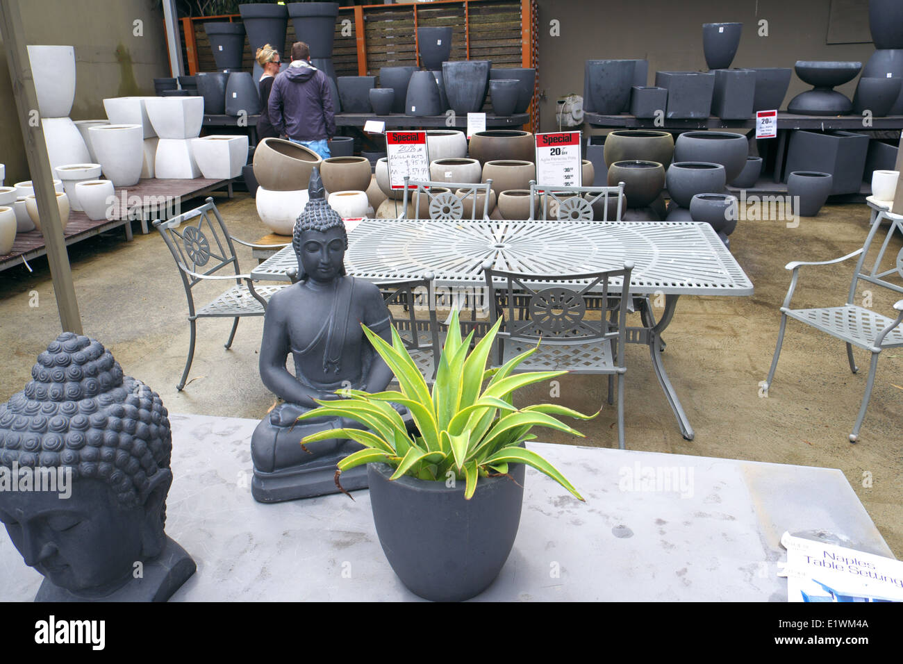 Couple vous parcourez à Australian Garden Center à Terrey Hills, Sydney, NSW, Australie Banque D'Images