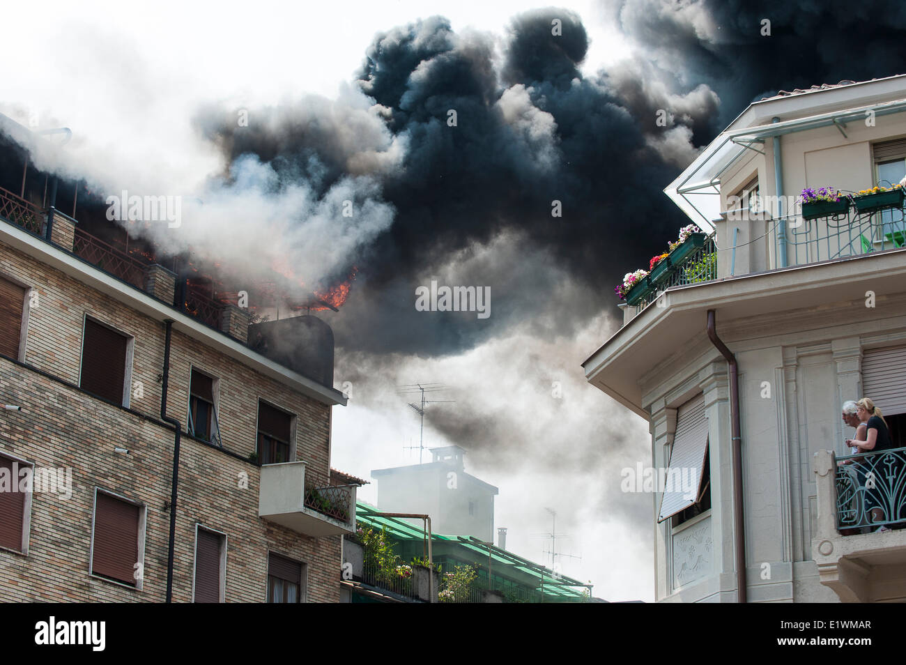 Piémont Turin, Italie. 10 Juin, 2014. Un feu dans la Via Nizza 90. Une intervention rapide des services d'incendie a réduit les dommages et la catastrophe évitée Crédit : © Realy Easy Star/Alamy Live News Banque D'Images