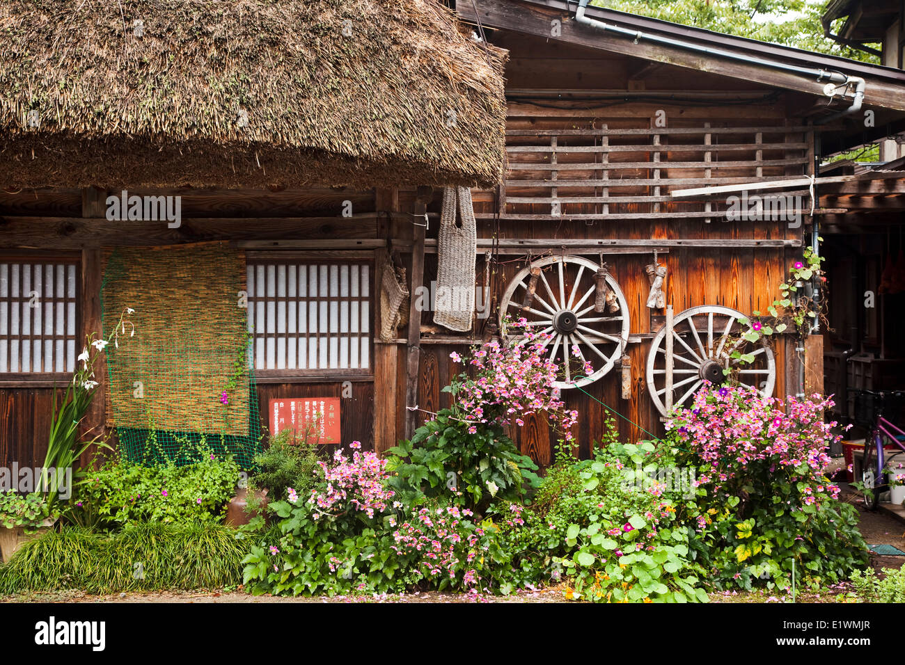 Façade d'une ferme au toit de chaume, dans le village historique de Shirakawa-go dans le nord du Japon. Le site du patrimoine mondial de l'Est Banque D'Images