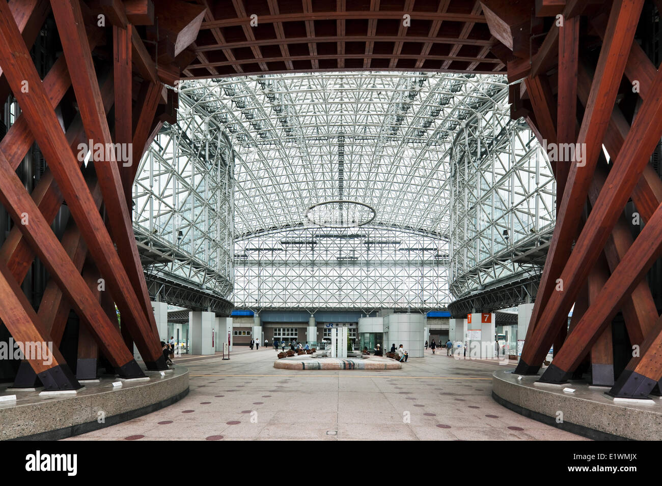 La gare de Kanazawa est un futuriste en verre et en acier sur la gare du chemin de fer de l'Ouest Japon Ligne Hokuriku. Banque D'Images