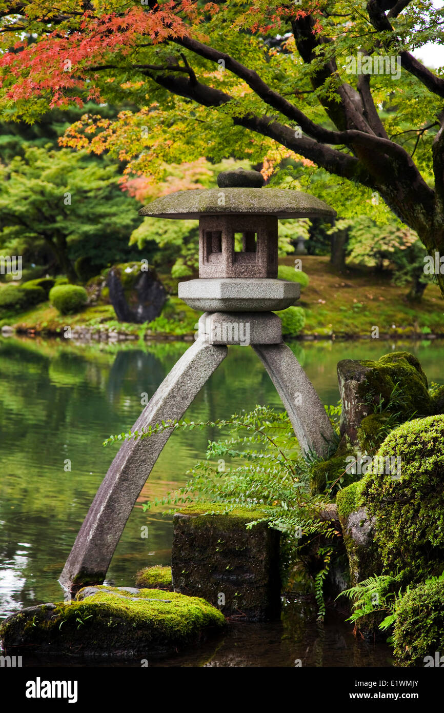L'un des plus beaux jardins du Japon située dans la région de Kanazawa Kenrokuen Japon Ishikawa la jambe dans l'eau l'autre sur terre. Banque D'Images