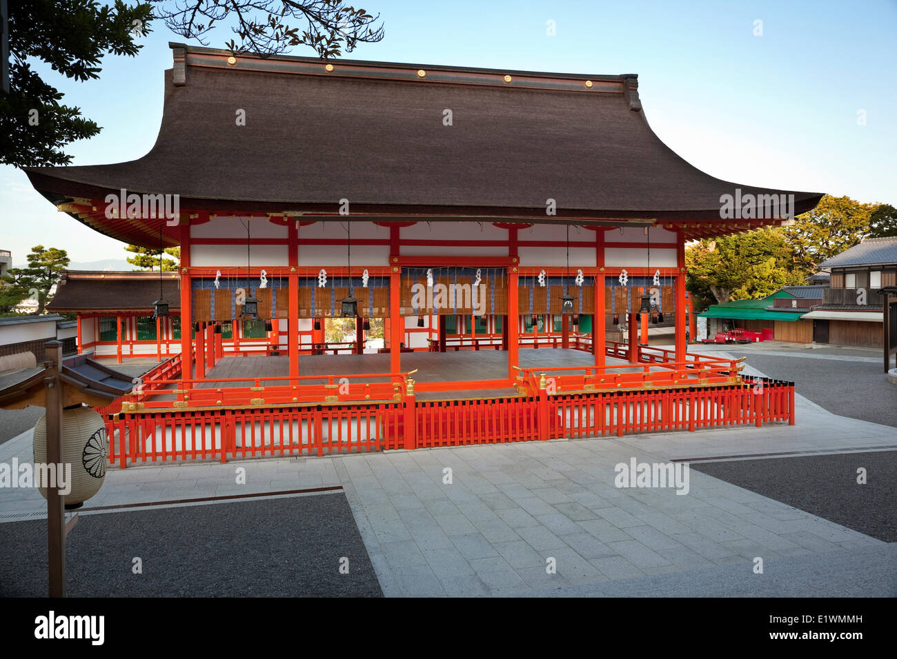 Salle de culte extérieur (gai-haiden) au Sanctuaire Fushimi Inari à Kyoto, au Japon. Banque D'Images