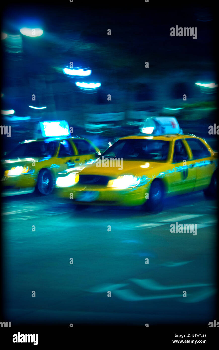 New York taxi jaune sur une rue la nuit Banque D'Images