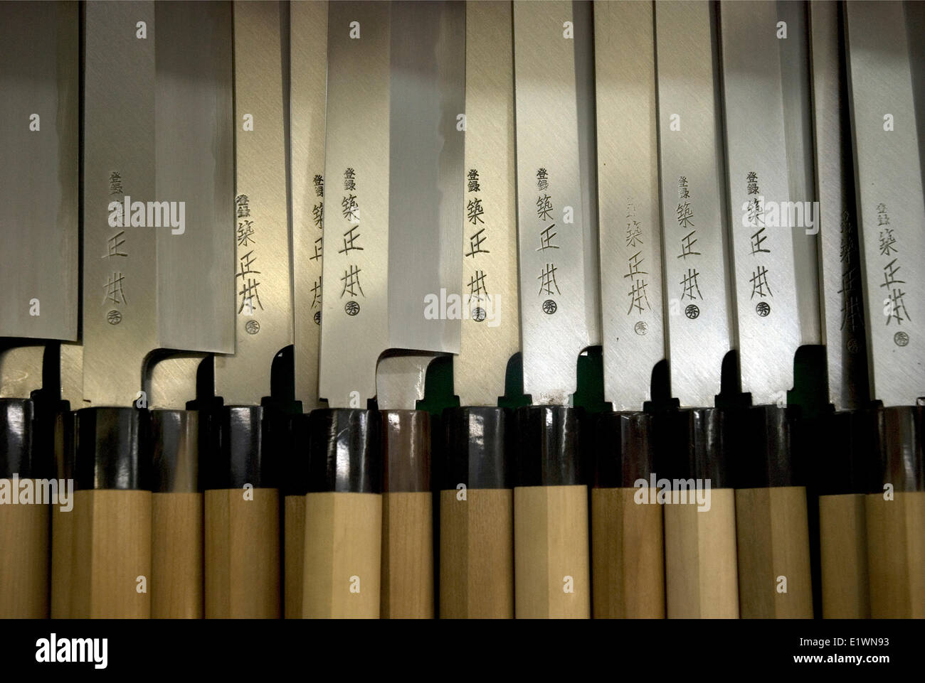 Les couteaux en acier forgé japonais en vente Banque D'Images