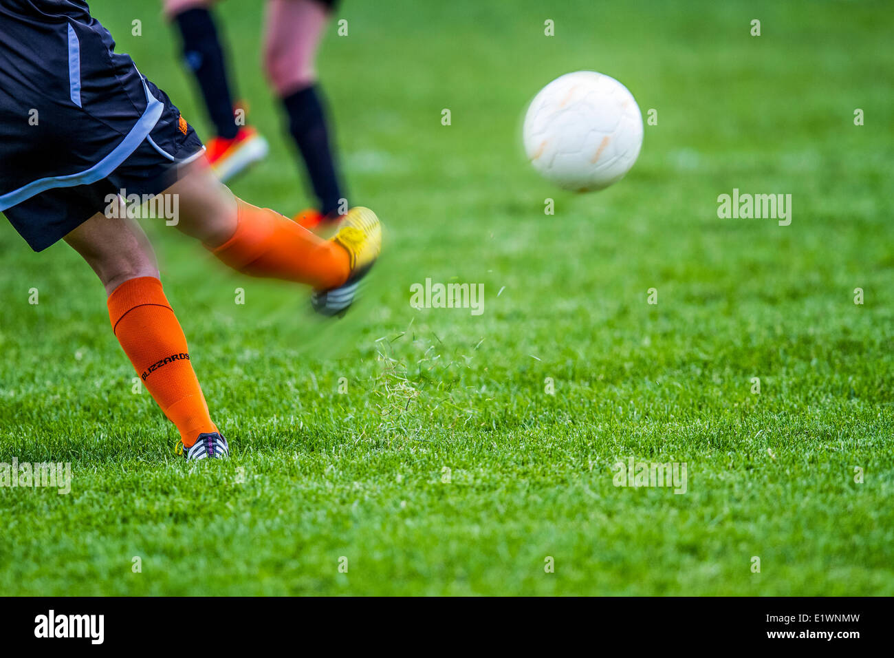 Jeune fille des coups la balle tout en jouant au soccer. Calgary, Alberta, Canada Banque D'Images