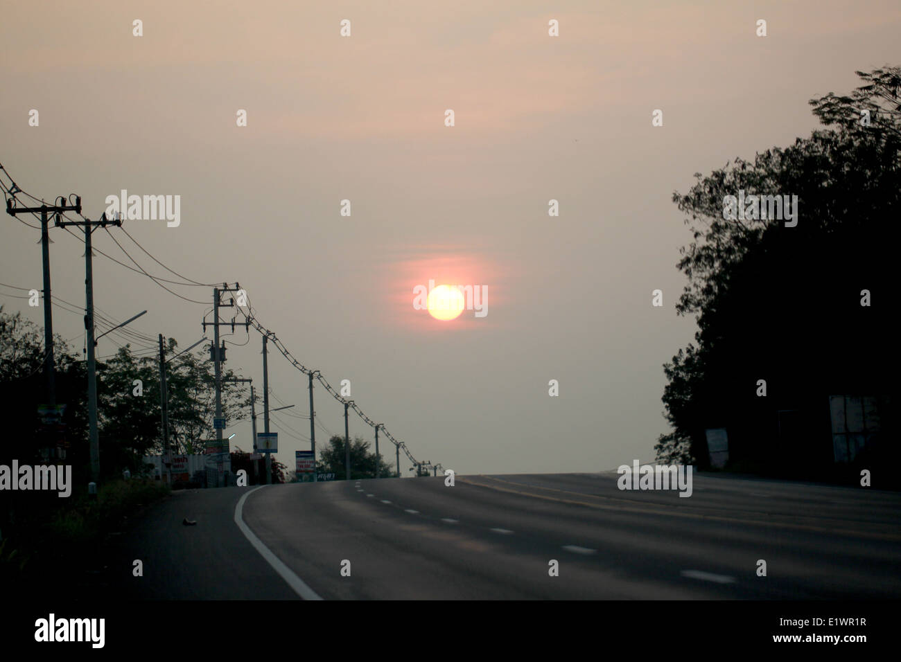 Les routes et les poteaux électriques dans la soirée du soleil pour l'arrière plan. Banque D'Images