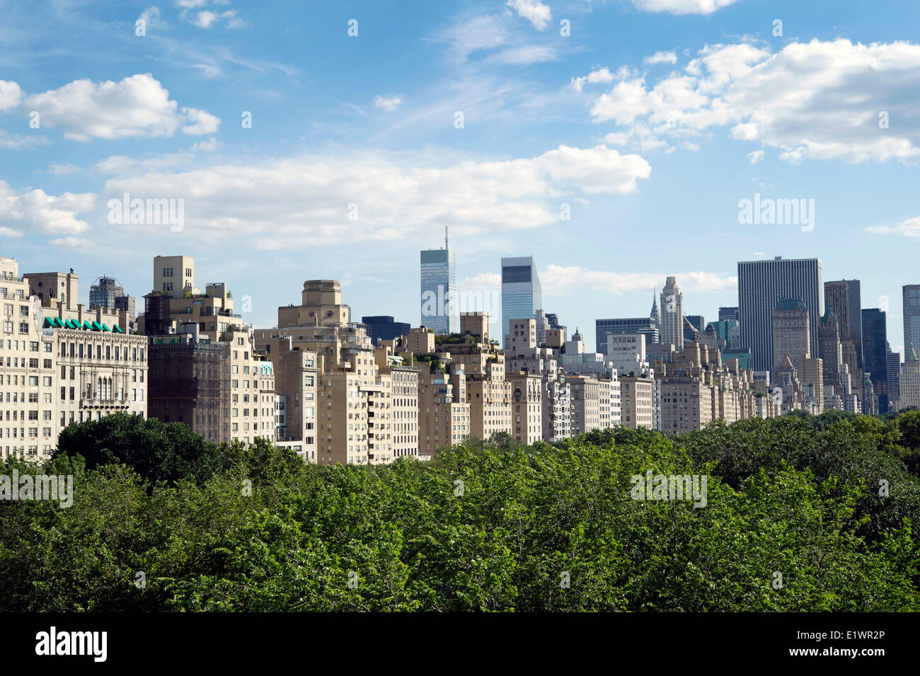New York City skyline vue depuis le toit-terrasse de l'ensemble du Musée Métropolitain Central Park Banque D'Images