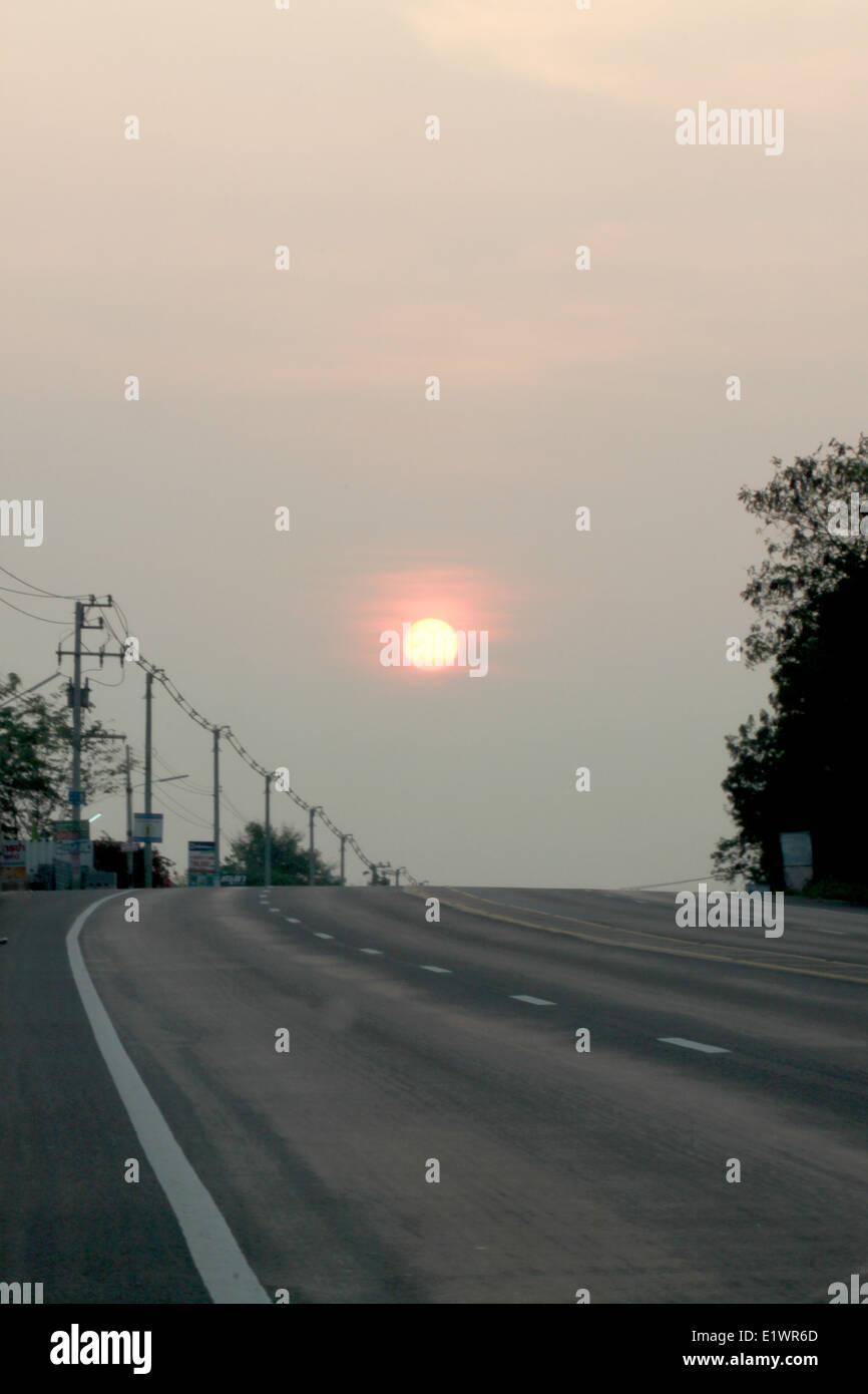 Les routes et les poteaux électriques dans la soirée du soleil pour l'arrière plan. Banque D'Images