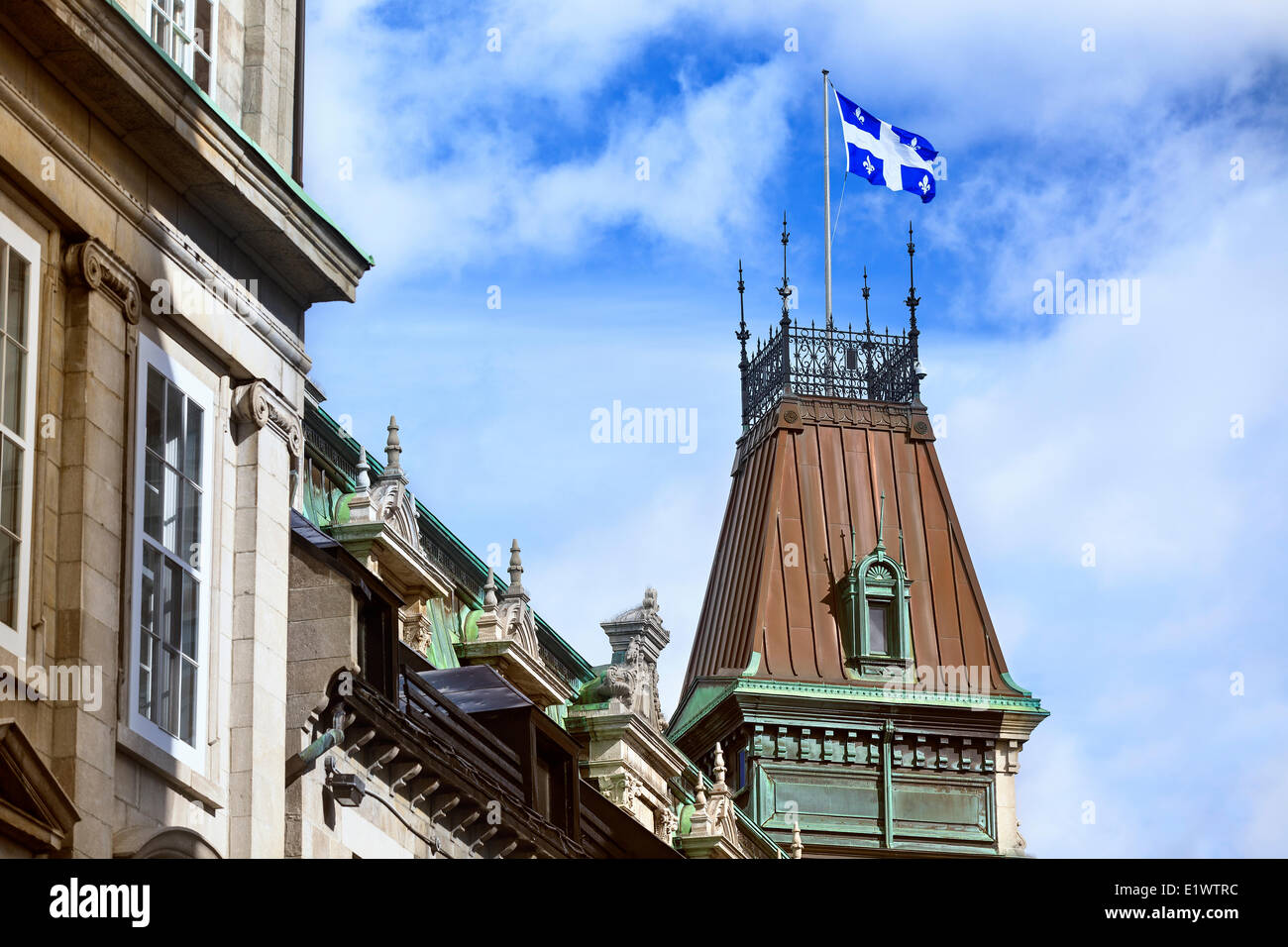 Fleur-de-lis d'un drapeau sur l'historique du bâtiment du ministère des Finances, le Vieux Québec, ville de Québec, Québec, Canada Banque D'Images