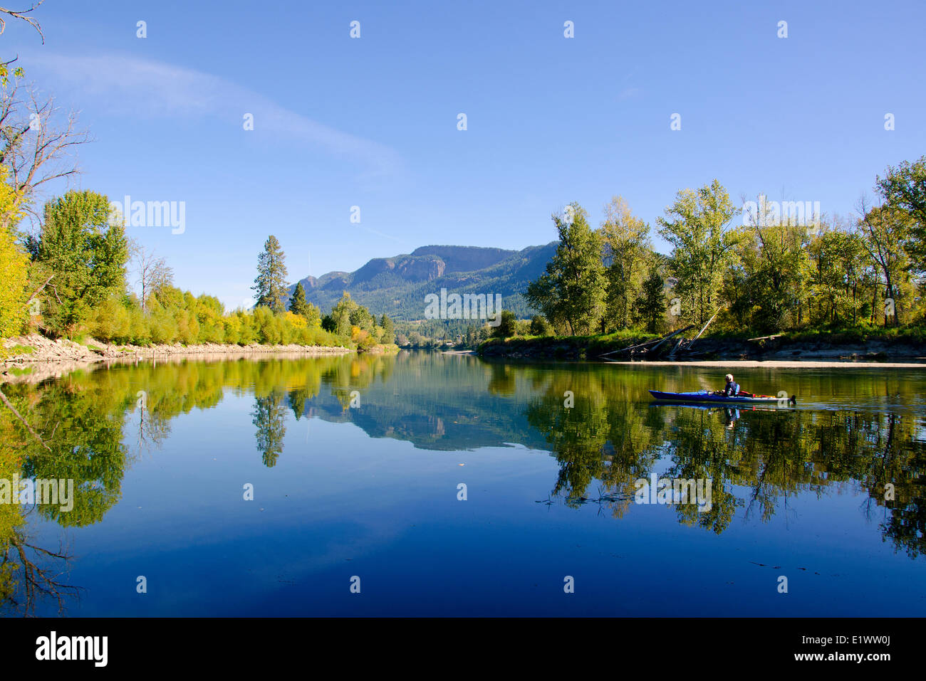 Kayak, rivière Shuswap, Enderby, en Colombie-Britannique, Canada. Banque D'Images