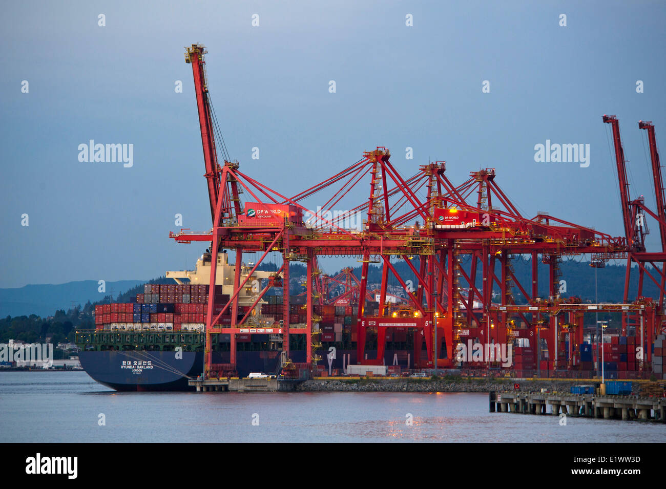 Les conteneurs d'expédition chargement grues sur un cargo au port de Vancover, British Columbia, Canada Banque D'Images