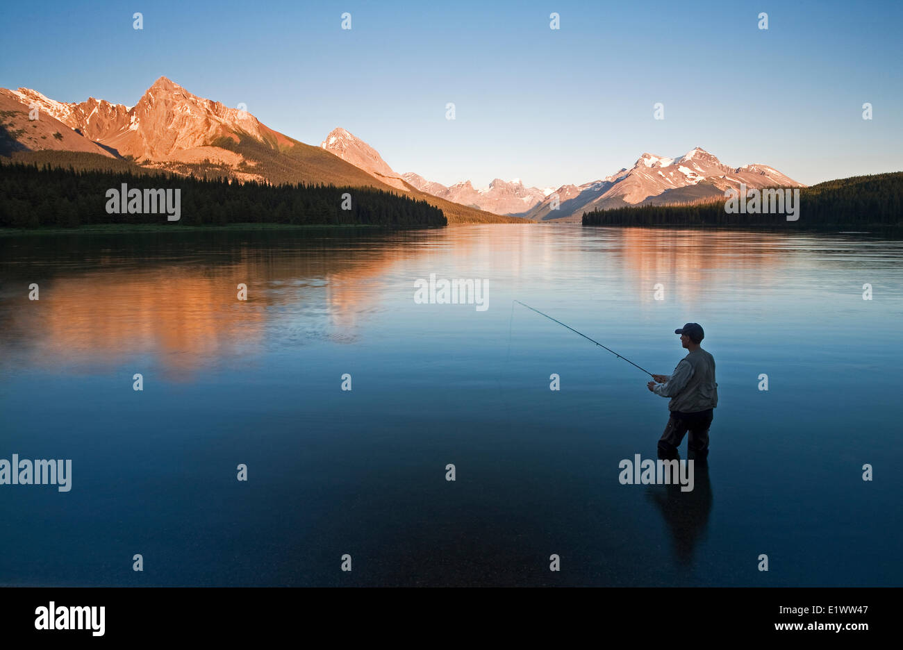 L'âge moyen des hommes La pêche à la mouche sur le lac Maligne, parc national Jasper, Alberta, Canada. Banque D'Images