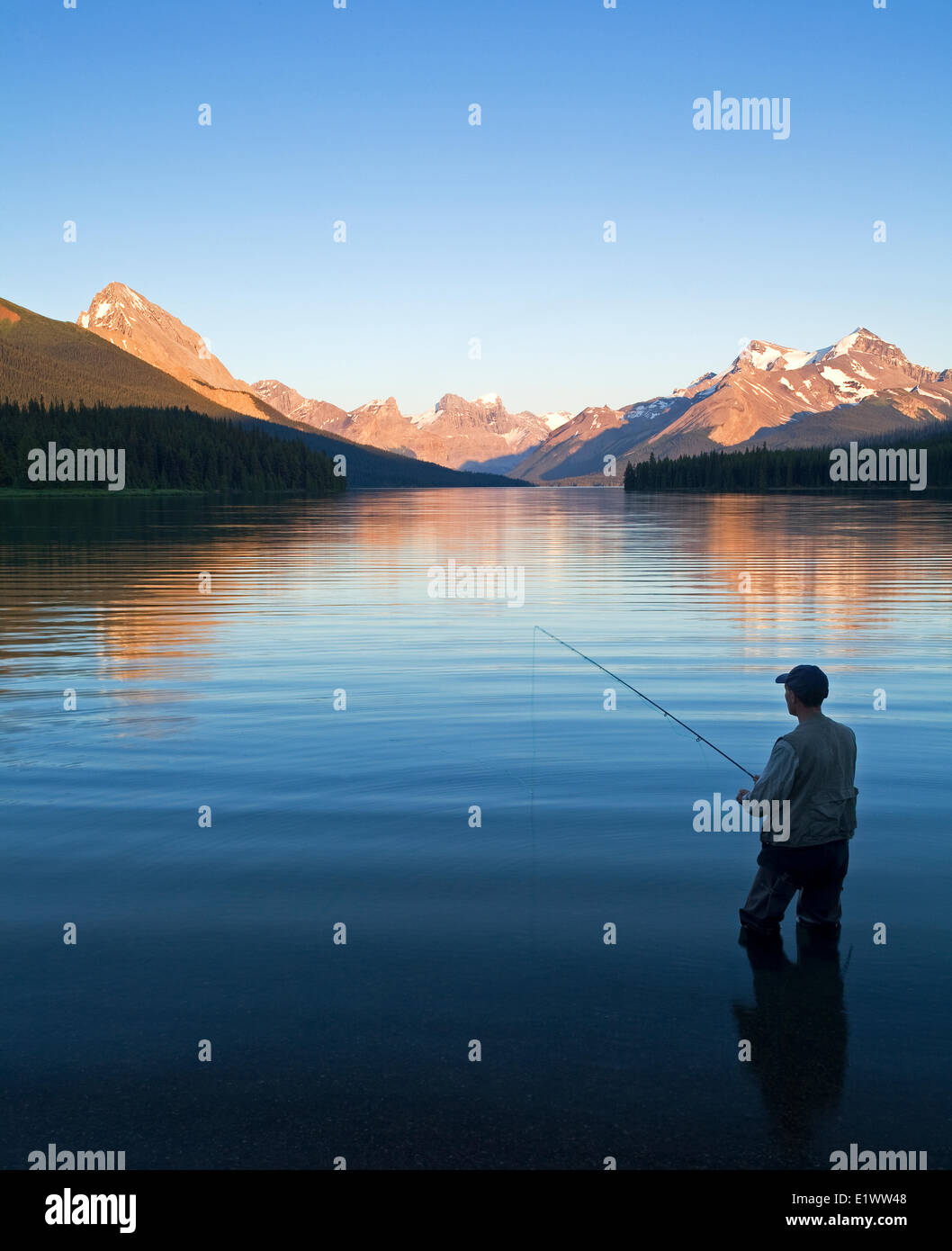 L'âge moyen des hommes La pêche à la mouche sur le lac Maligne, parc national Jasper, Alberta, Canada. Banque D'Images