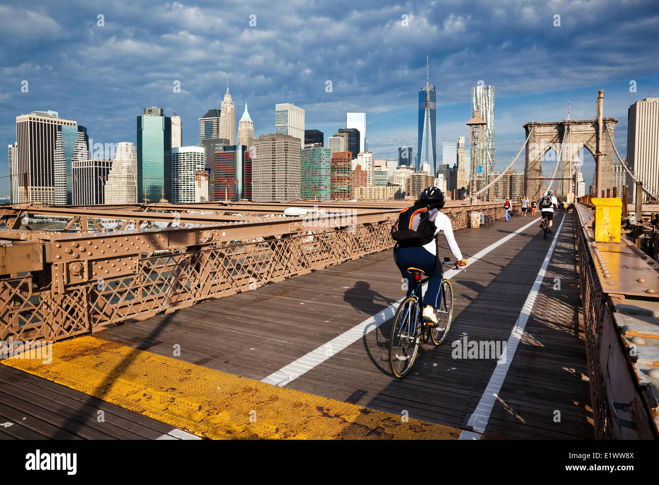Enjambant l'East River, entre Manhattan et Brooklyn, le pont de Brooklyn dispose d'un large chemin de ronde au-dessus d'une route à six voies tha Banque D'Images
