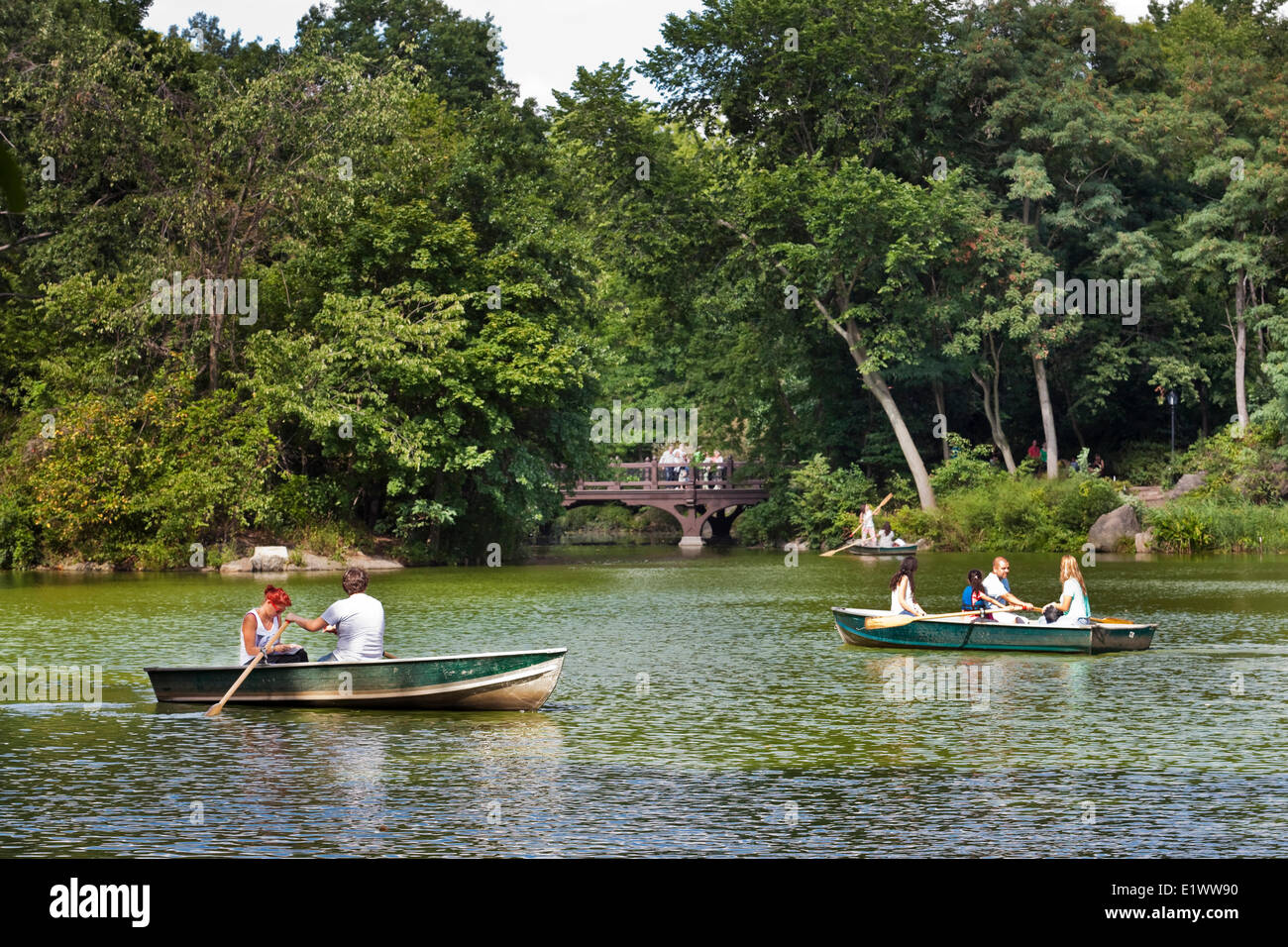 Des nombreux plans d'eau de New York City's Central Park se trouve le lac où les visiteurs peuvent explorer à louer bateaux à rame. Dans t Banque D'Images