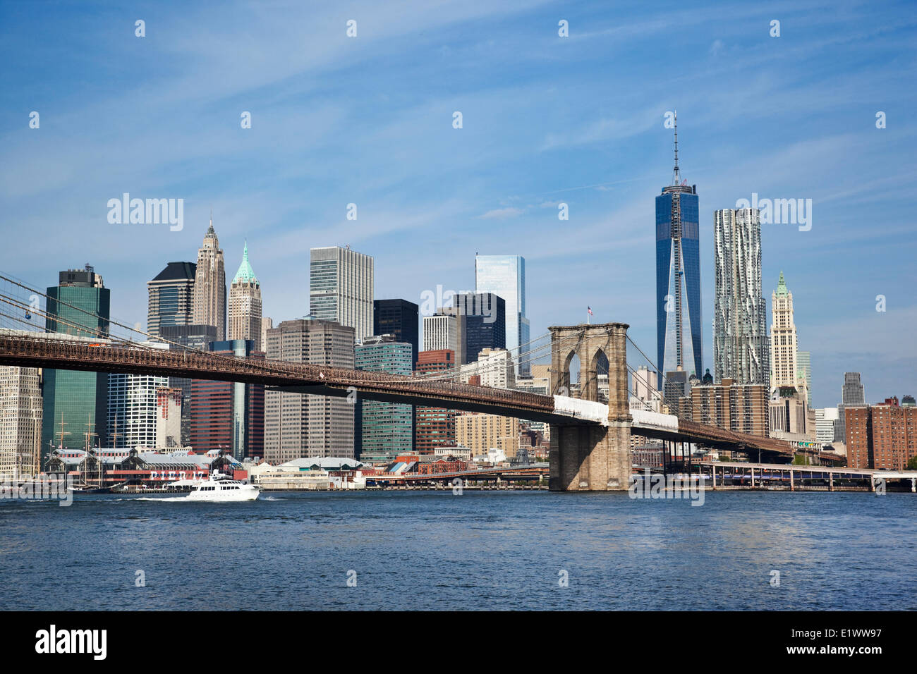 Manhattan est contiguë à la partie qui est sur la rivière qui traverse le pont de Brooklyn. Photographie prise à Brooklyn. New York New Banque D'Images