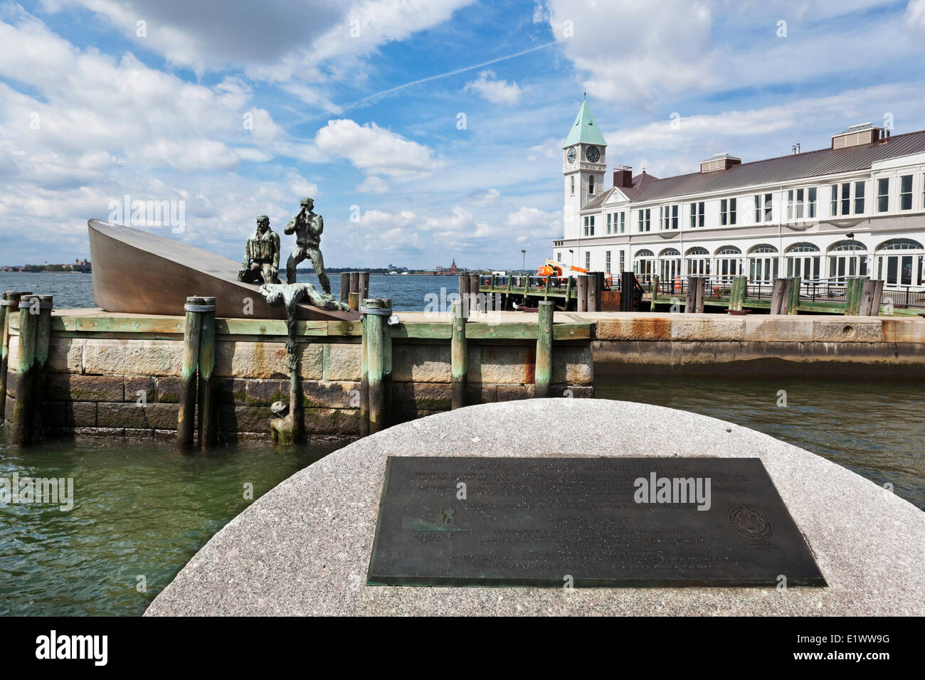 Mémorial aux marins marchands américains perdus en mer depuis la guerre révolutionnaire à l'heure actuelle. Sculpté par Marisol Banque D'Images