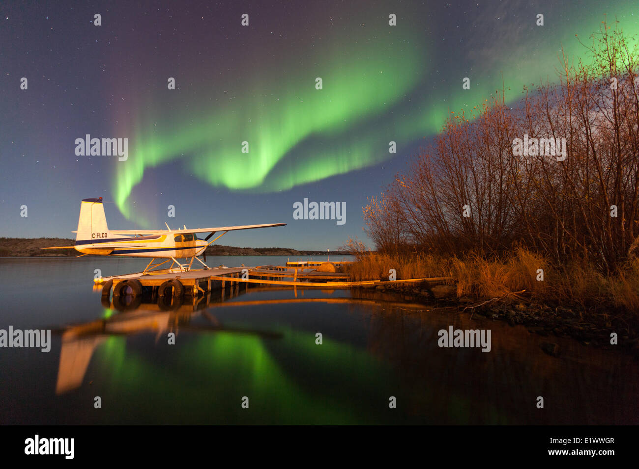 La ville de la mine Giant et Aurora Borealis, Territoires du Nord-Ouest, Canada Banque D'Images