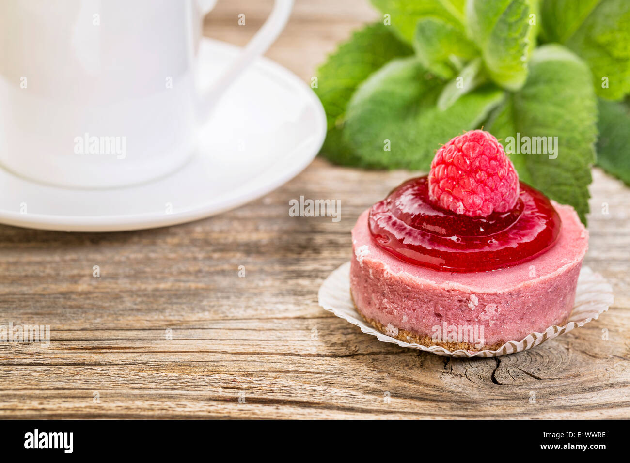 Concept de dessert - Tarte aux framboises avec une tasse de café et des feuilles de menthe poivrée Banque D'Images