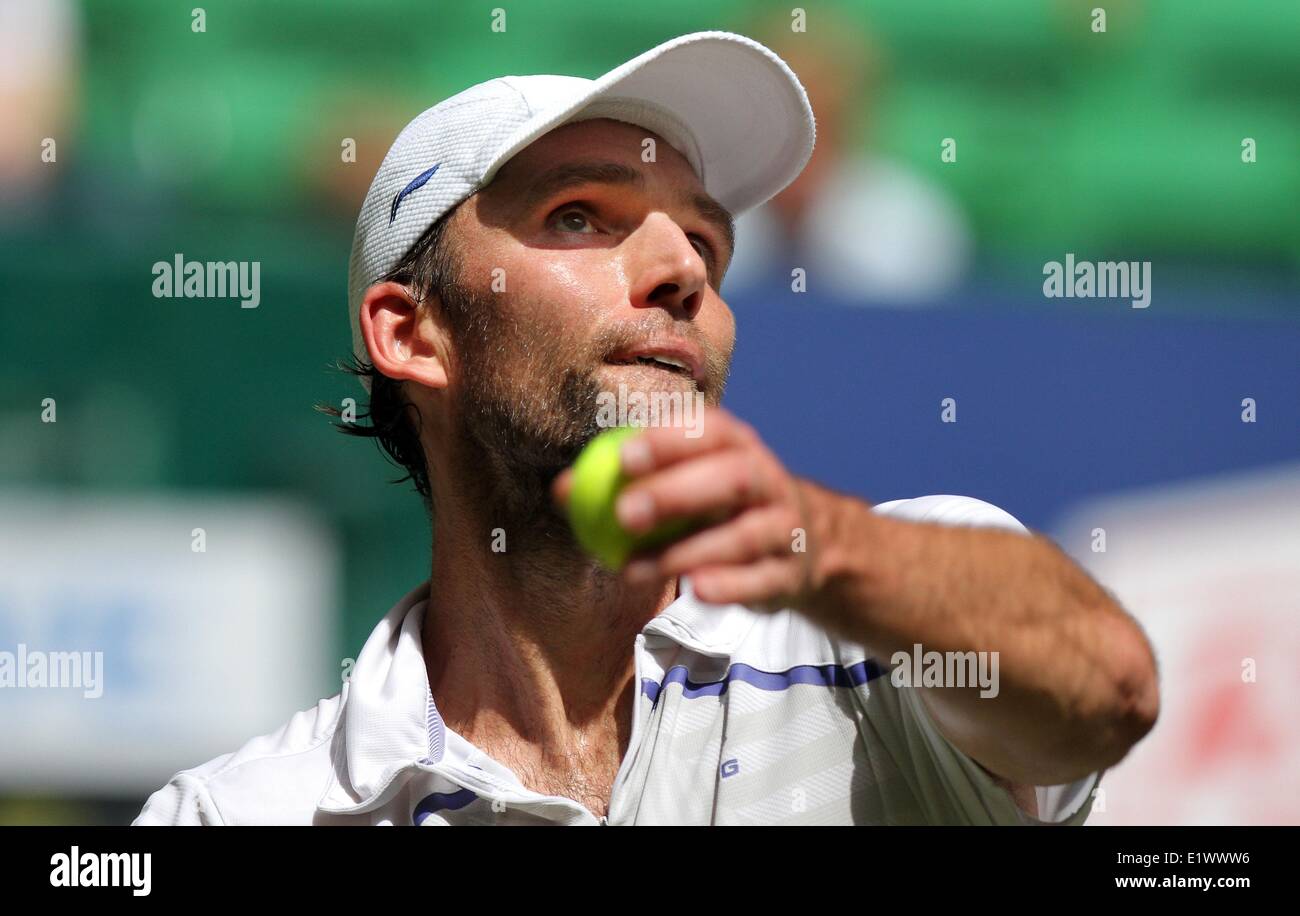 Joueur de tennis croate Ivo Karlovic en action lors du match contre le joueur de tennis russe Michail Michailowitsch Juschny au tournoi ATP de Halle (Westphalie), Allemagne, 10 juin 2014. Photo : OLIVER KRATO/dpa Banque D'Images