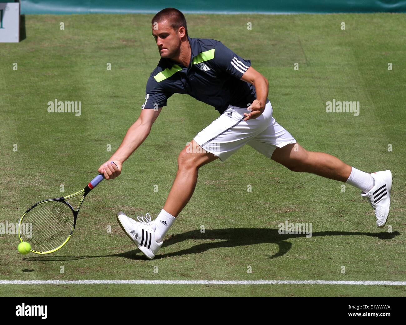 Le joueur de tennis russe Michail Michailowitsch Juschny en action lors du match contre le joueur de tennis croate Ivo Karlovic au tournoi ATP de Halle (Westphalie), Allemagne, 10 juin 2014. Photo : OLIVER KRATO/dpa Banque D'Images