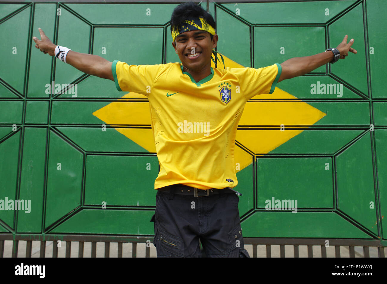 Dhaka, Bangladesh. 10 Juin, 2014. Un supporter de football du Brésil Le Brésil est peint dans un pavillon hall de l'Université de Dacca.La Coupe du Monde est à nous de nouveau, apportant avec elle, son jeu d'avants conquérants et les vagues de chaleur de l'esprit 'fièvre du football' tout le chemin du Brésil à Dhaka. Un proche à propos de vingt millions d'habitants de la capitale du Bangladesh célèbrent la Coupe du monde avec un immense intérêt. De nombreux drapeaux des nations participantes sont dans les rues et sur les toits des maisons, boutiques et même des bureaux. Les maillots de l'équipe qui apparaît et d'autres produits liés à la Coupe du monde sont vendus dans d'énormes num Banque D'Images