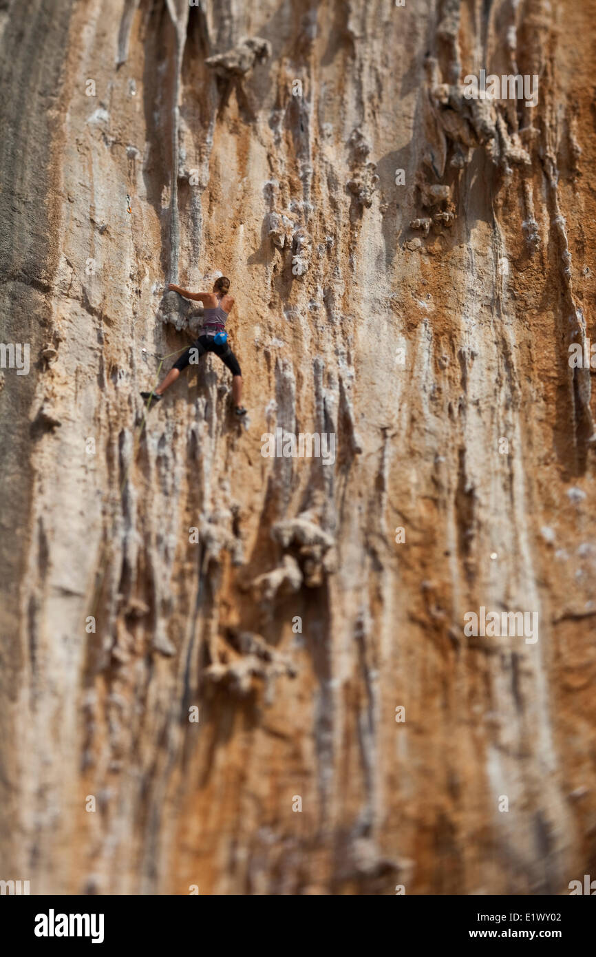 Une jeune femme de la montée d'une route de tuf à Ghost crag cuisine à Kalymnos, Grèce Banque D'Images