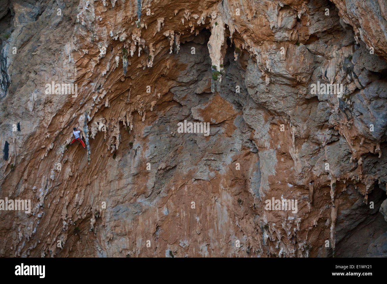 Un homme fort ascendant grimpeur Morgan 7b +, Sitkati Grotte, Kalymnos, Grèce Banque D'Images