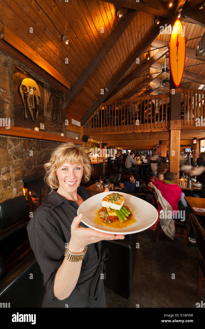Un serveur au restaurant l'abri de l'affichage d'un échantillon de la cuisine de la côte ouest. Tofino, Vancouver Island, British Columbia, Canada Banque D'Images