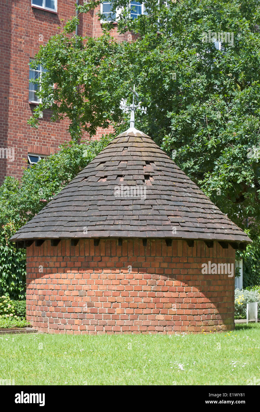 Bâtiment circulaire avec toit de tuiles couvrant l'entrée de la seconde guerre mondiale, abri, East Sheen, Angleterre Banque D'Images