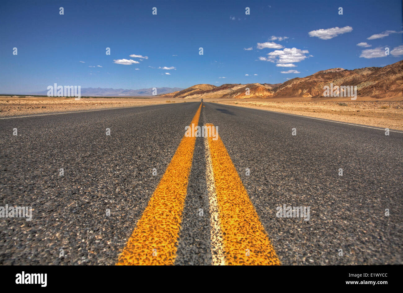 Route droite, Death Valley, CA Banque D'Images