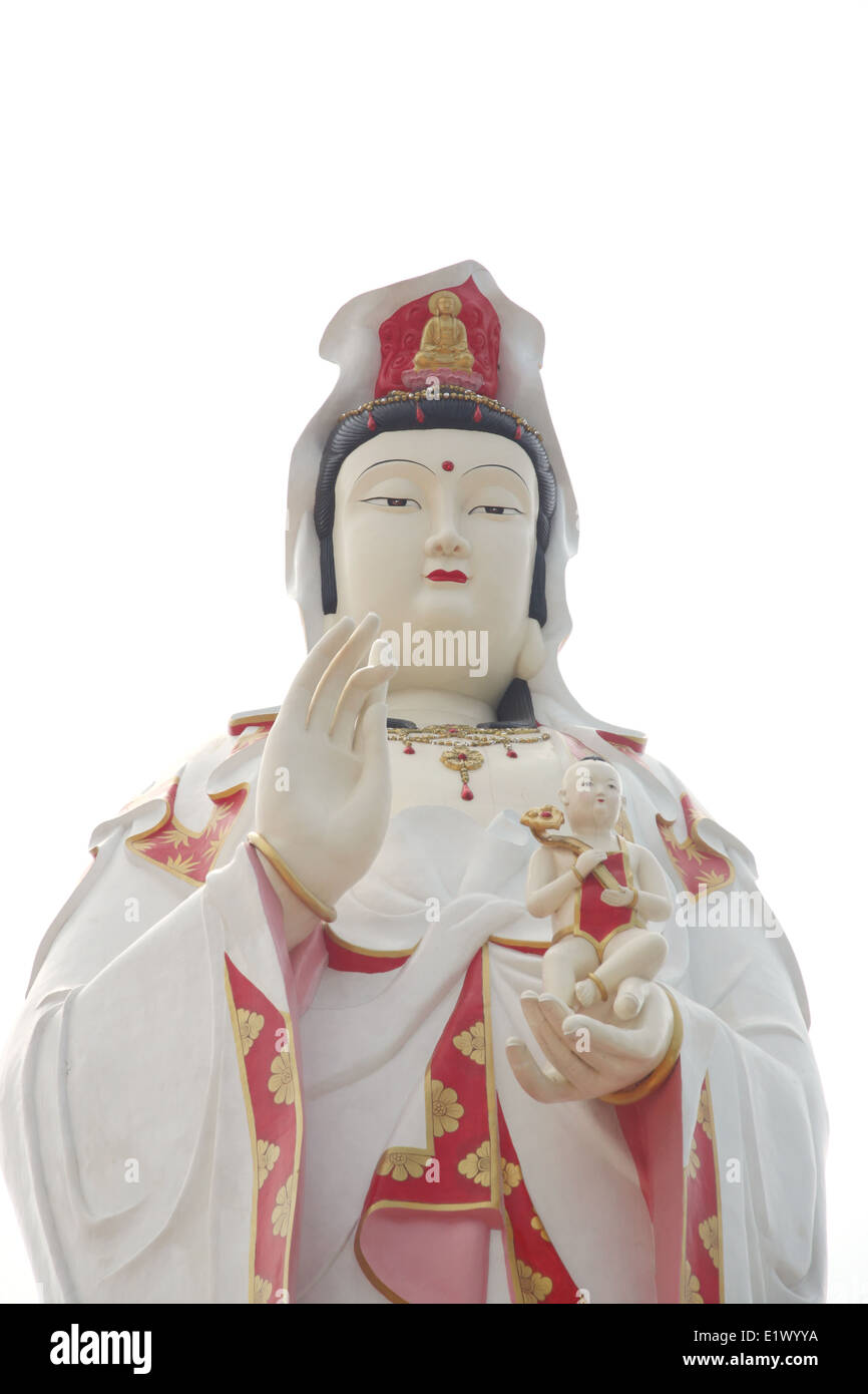 Guan Yin statue sur fond blanc. Banque D'Images