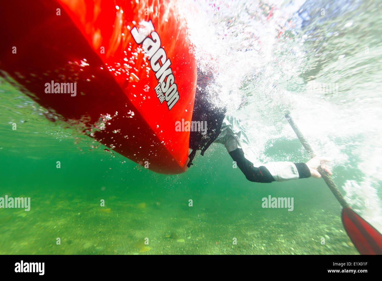 Vue sous l'eau un kayak dans la rivière Puntledge Courtenay Comox Valley l'île de Vancouver, British Columbia Canada Banque D'Images