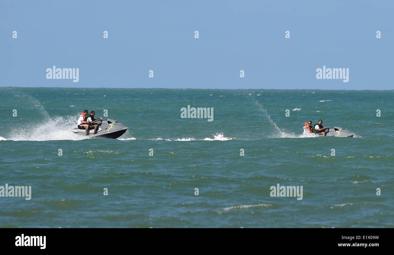 Santo André, au Brésil. 10 Juin, 2014. Le joueur de soccer national allemand Lukas Podolski (2-R) et Miroslav Klose (L) faire du jet ski à la mer de Santo André, Brésil, le 10 juin 2014. La Coupe du Monde de Football aura lieu au Brésil du 12 juin au 13 juillet 2014. Photo : Marcus Brandt/dpa/Alamy Live News Banque D'Images