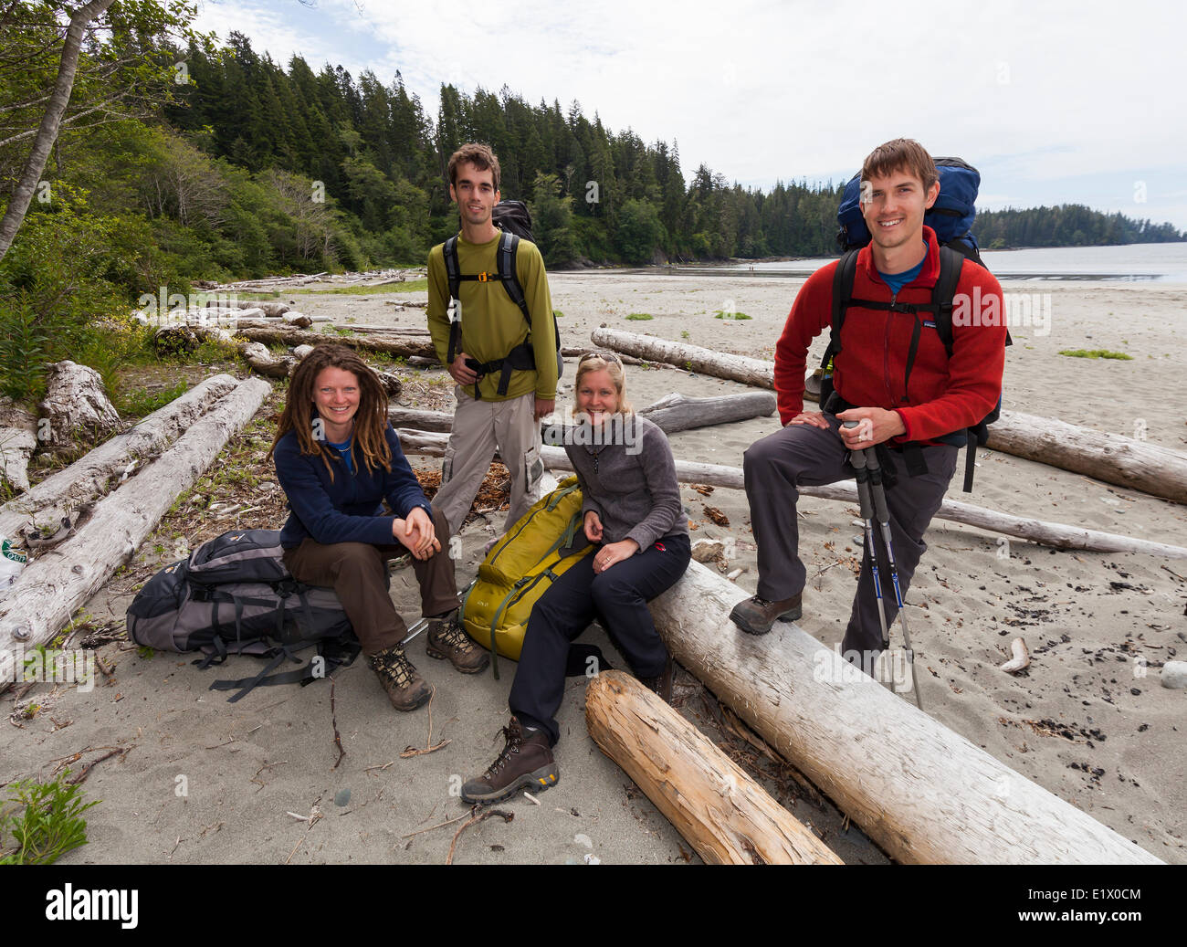 Quatre amis posent pour une photo avant de se lancer sur leur piste de la côte ouest de l'aventure. L'île de Vancouver, Colombie-Britannique Bamfield Banque D'Images