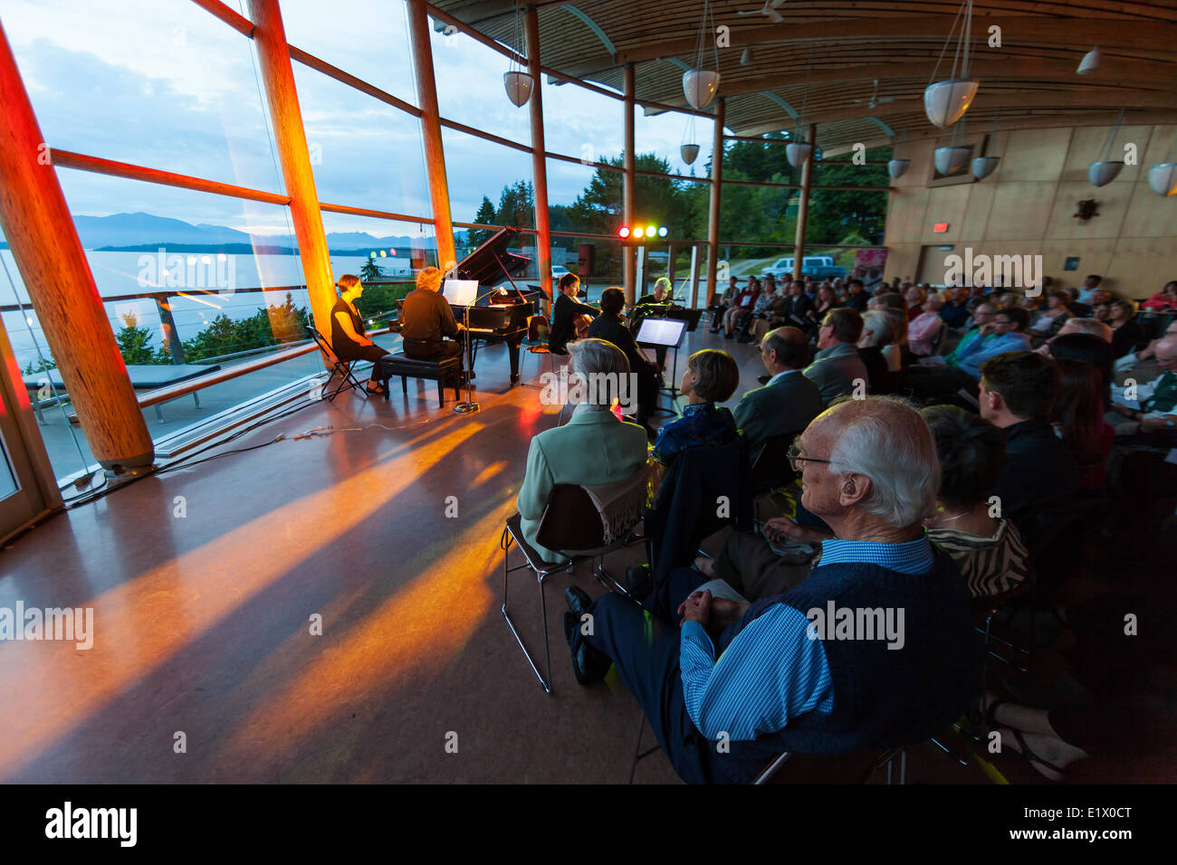 Vous pourrez écouter de la musique à la musique annuel par le concert d'été de la mer tenue à la spectaculaire Rix Centre donnant sur Bamfield har Banque D'Images