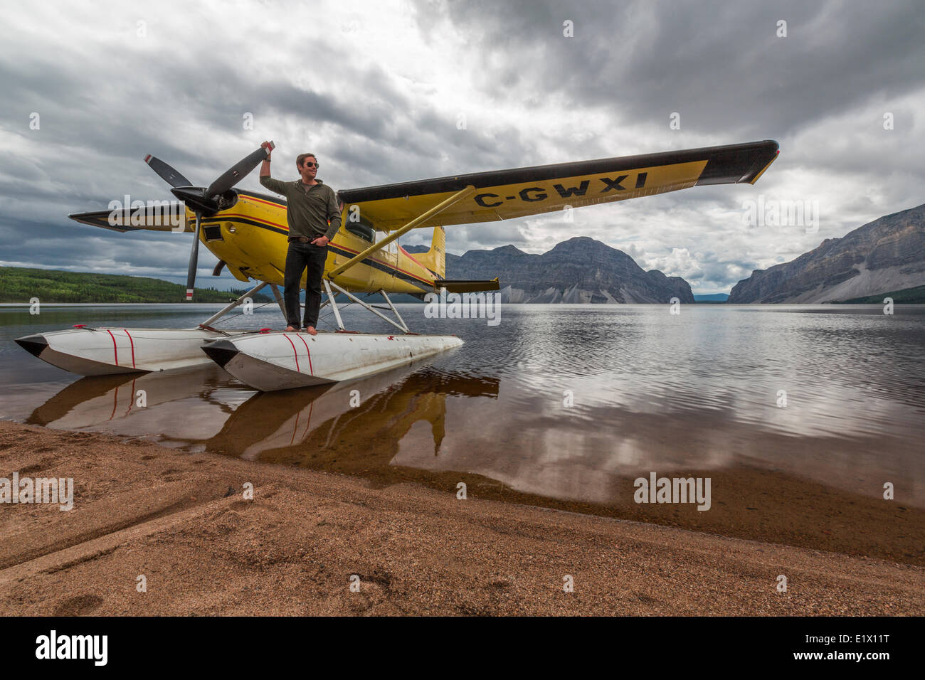 Pilote d'hydravion à flotteurs sur le lac Little Doctor,Territoires du Nord-Ouest. Banque D'Images