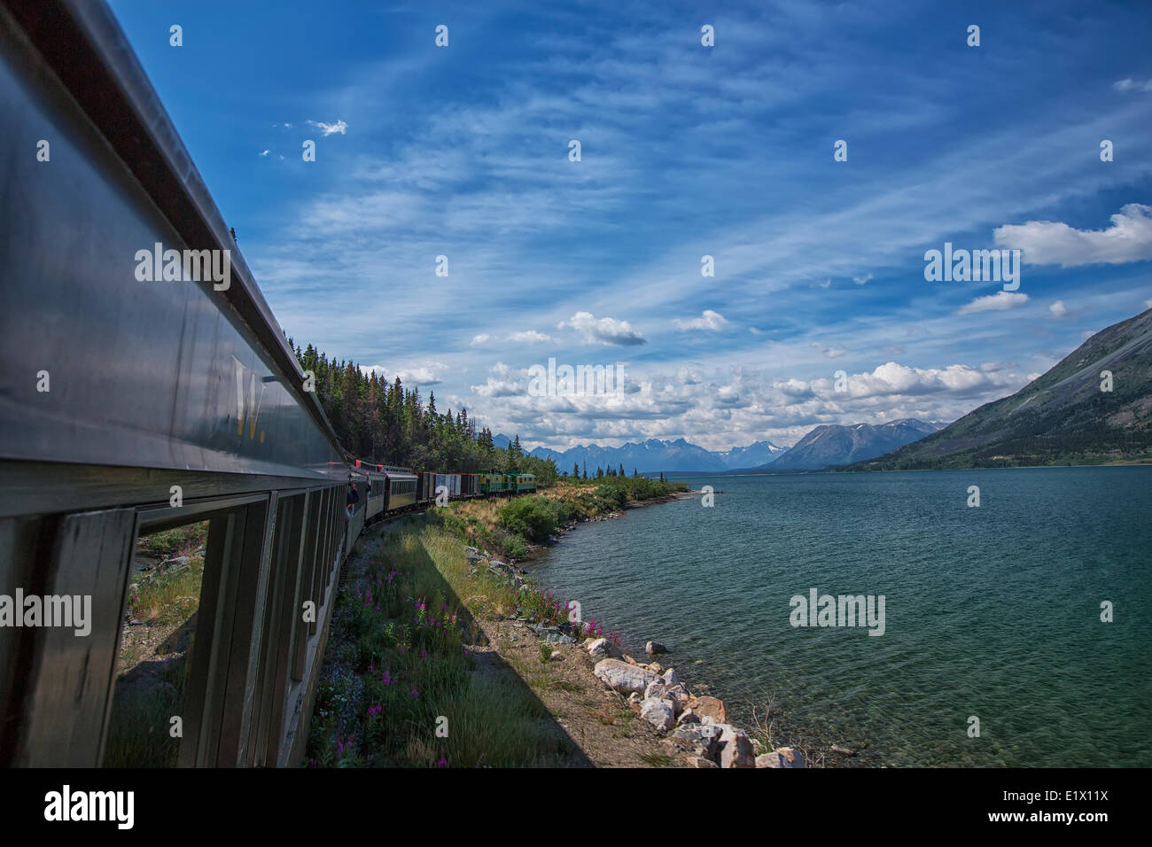 Équitation Le White Pass and Yukon Route train le long des rives du lac Bennett, au Yukon. Banque D'Images