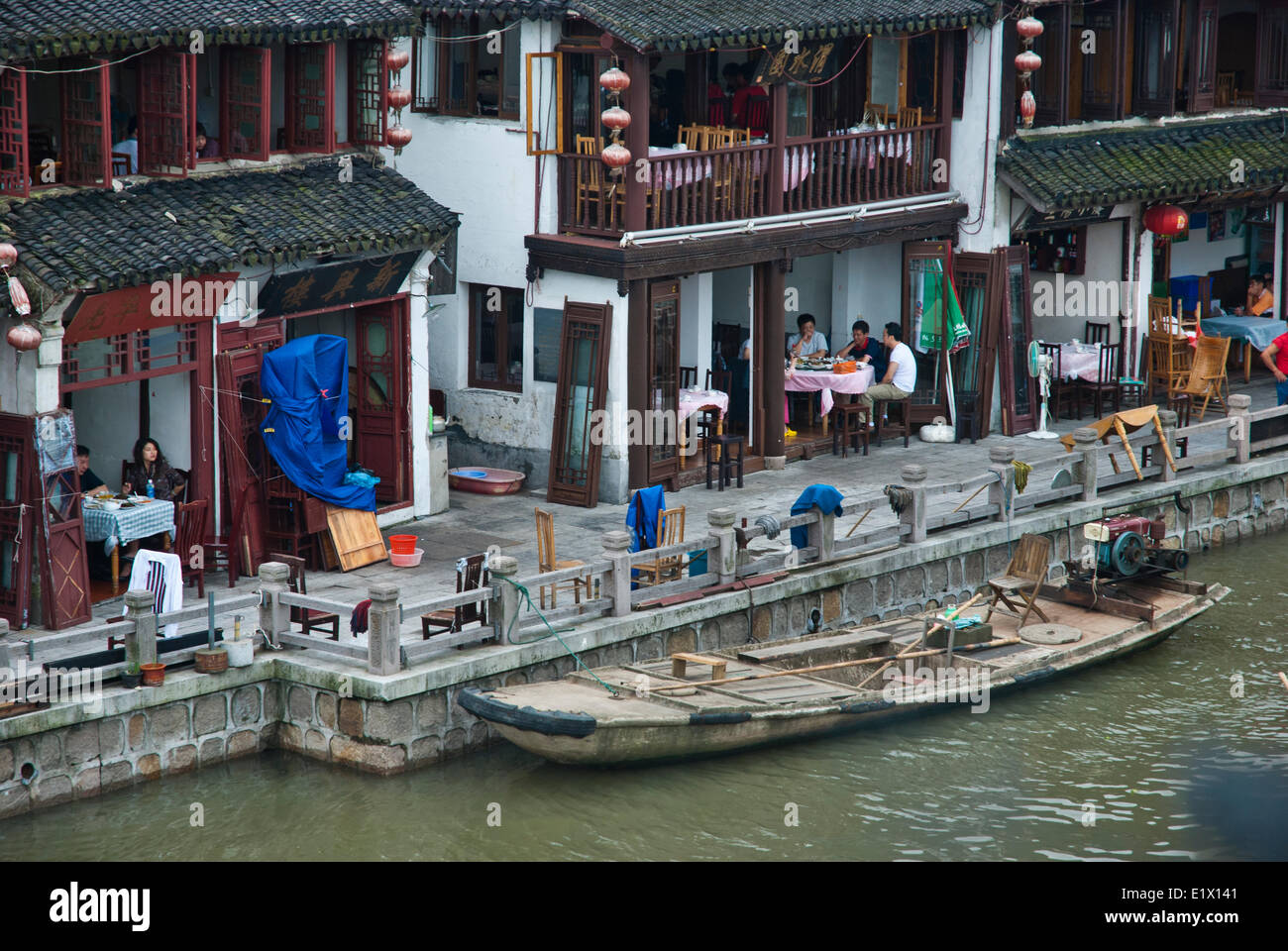 Restaurants par le canal dans la ville chinoise traditionnelle de Zhouzhuang dans Suzhou province Banque D'Images
