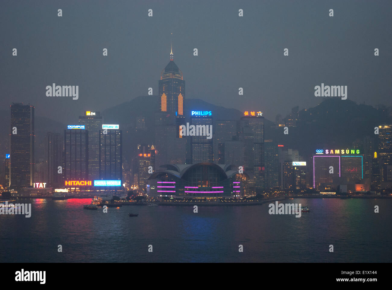 Centre des congrès et le port de Victoria dans le crépuscule brumeux, Hong Kong Banque D'Images