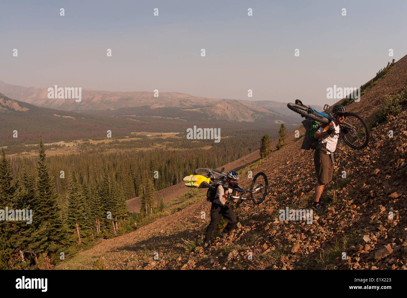 Randonnée VTT dans le ruisseau Big, Spruce Lake Zone protégée, au sud des montagnes Chilcotin, en Colombie-Britannique, Canada Banque D'Images