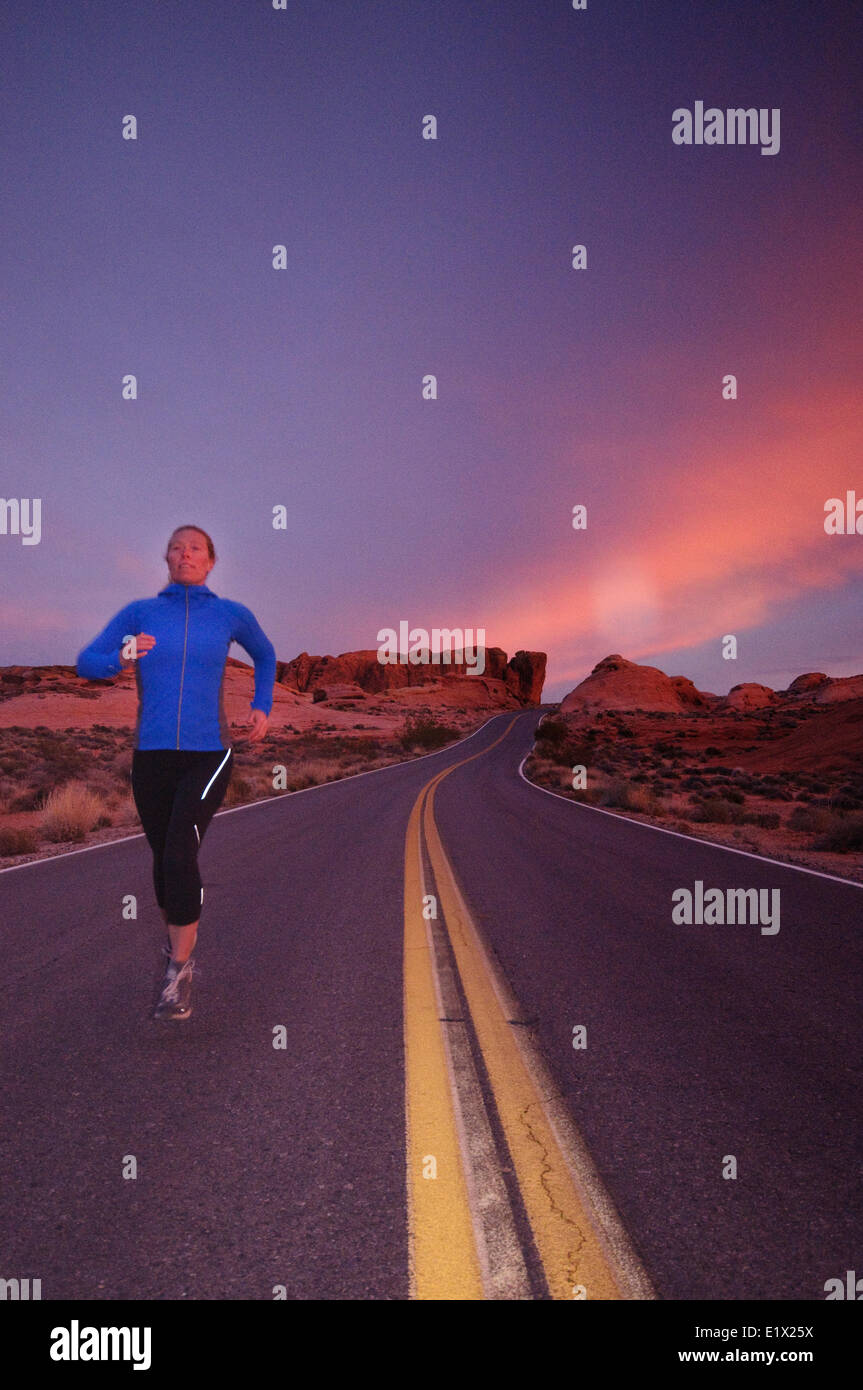 Le trail running en Vallée de Feu de stationnement. Las Vegas, Nevada. Banque D'Images